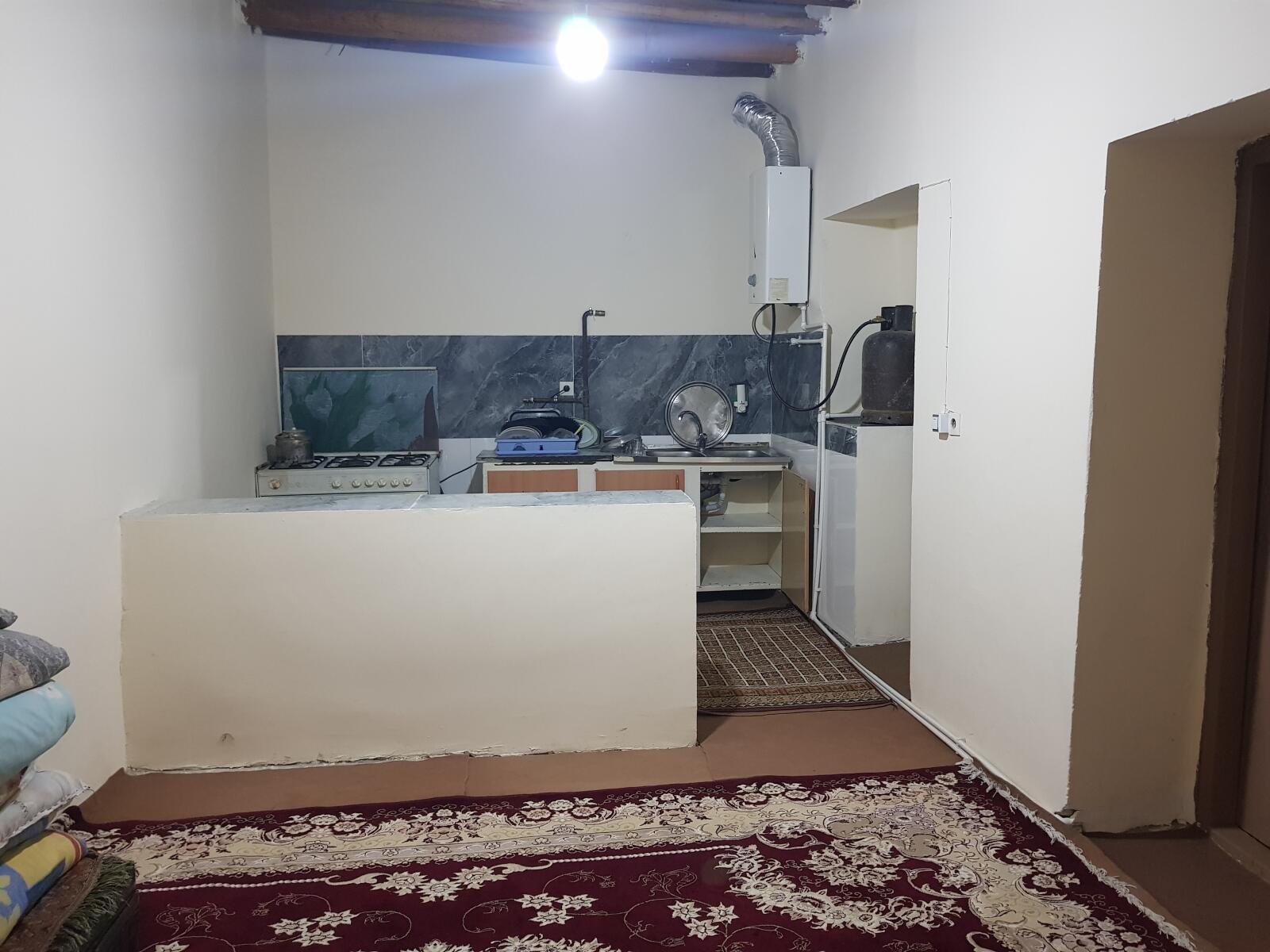 اتاق پذیرایی و آشپزخانه