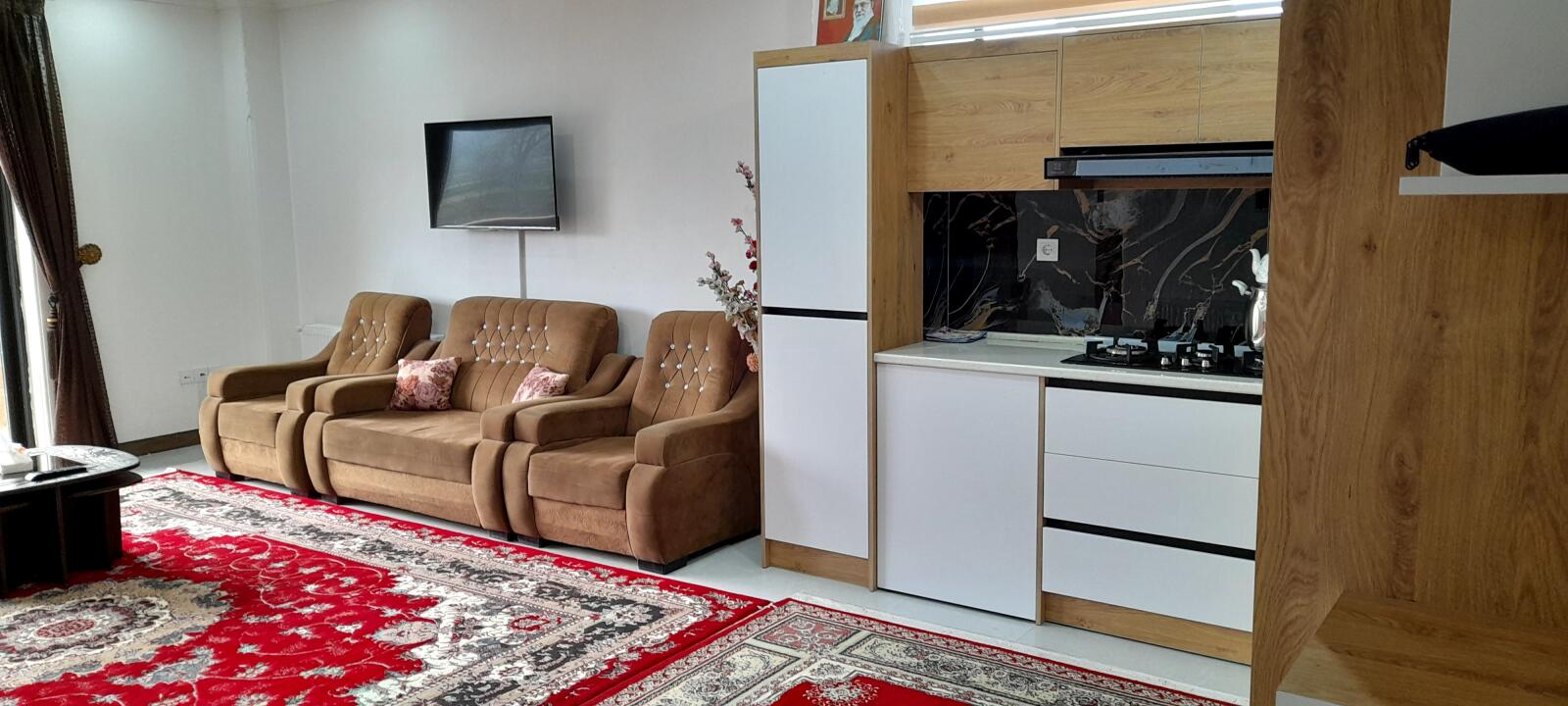آشپزخانه به همراه اتاق پذیرایی آشپزخانه به همراه اتاق پذیرایی