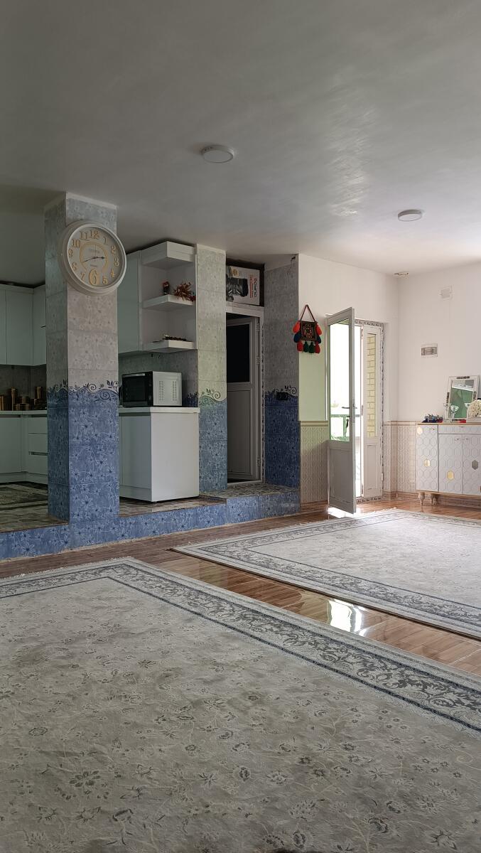 اتاق پذیرایی و آشپزخانه