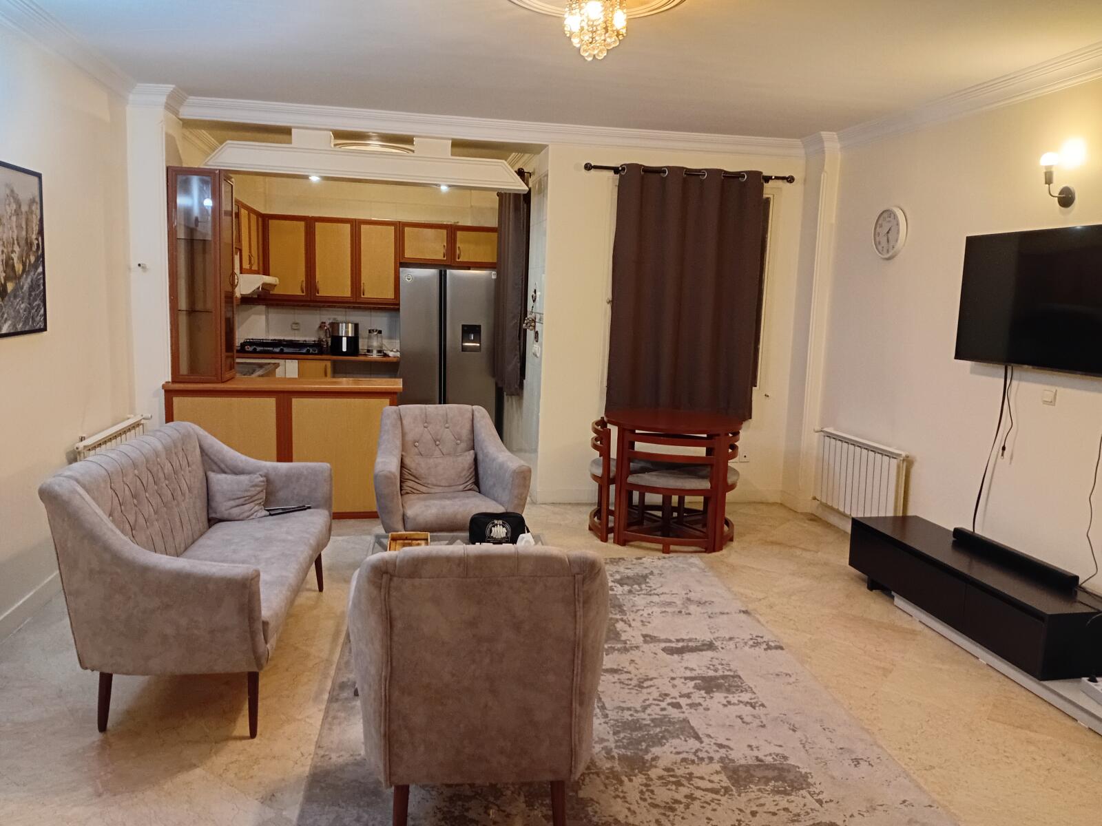 اتاق پذیرایی و آشپزخانه