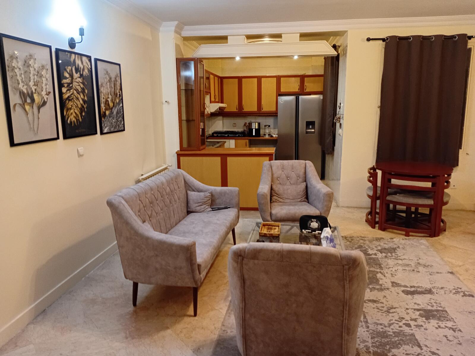 اتاق پذیرایی و آشپزخانه