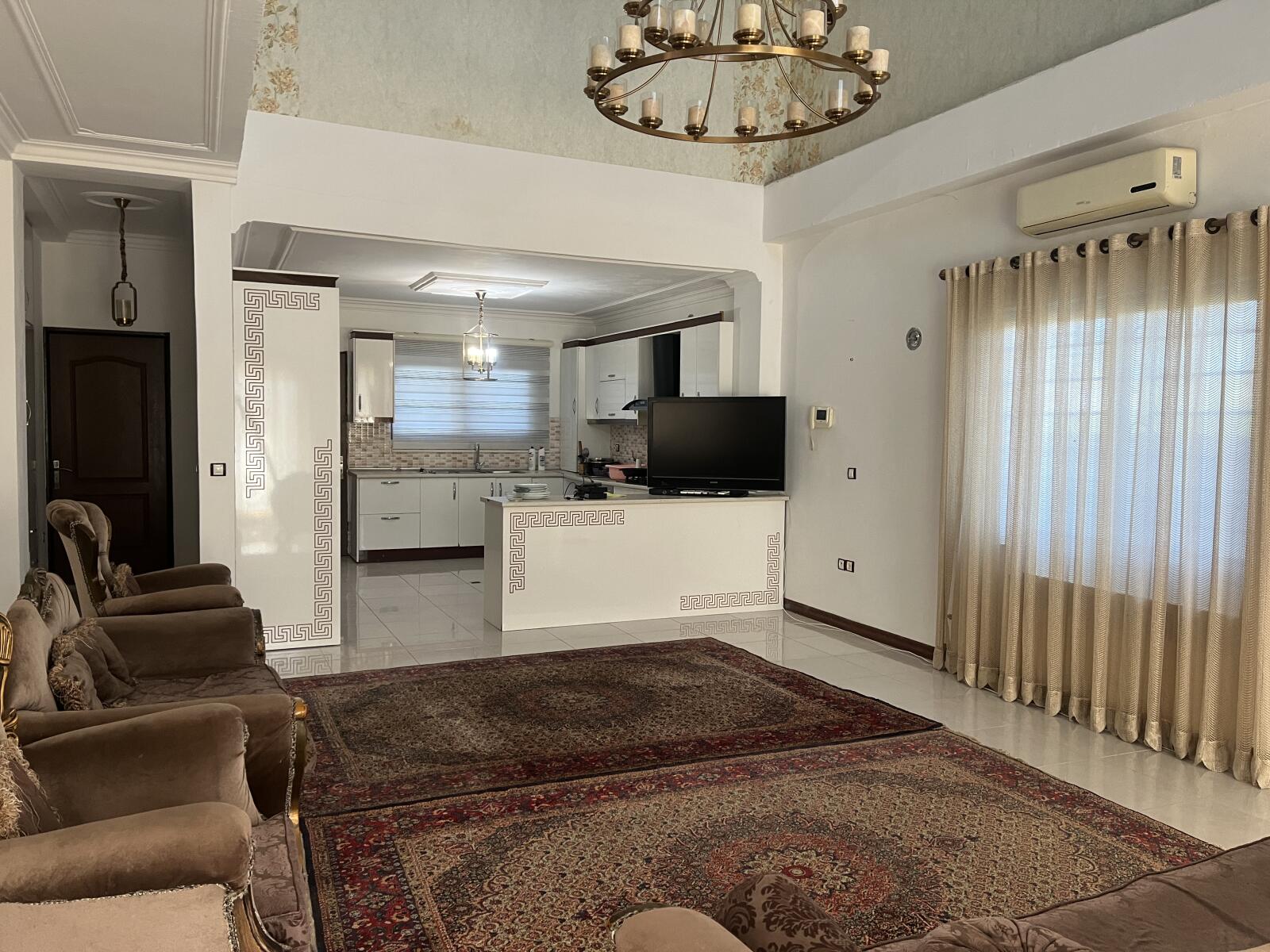 اتاق پذیرایی و آشپزخانه