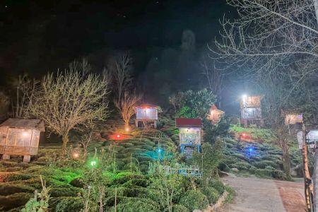 نمای الاچیق های سنتی در شب که با پرداخت هزینه محزا مهمانان عزیز میتوانند از ان استفاده کنند