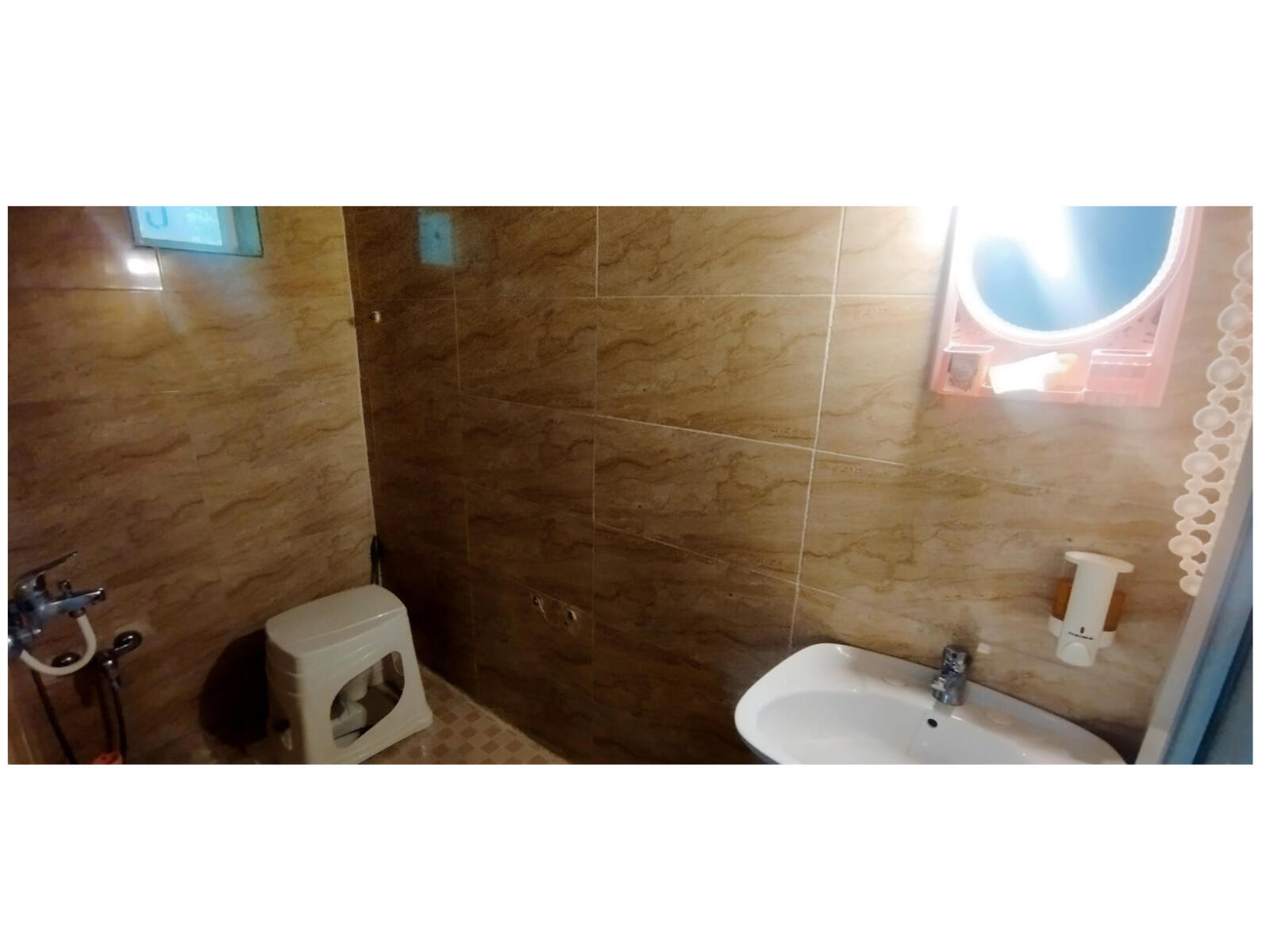 سرویس بهداشتی که دارای فرنگی سیار میباشد