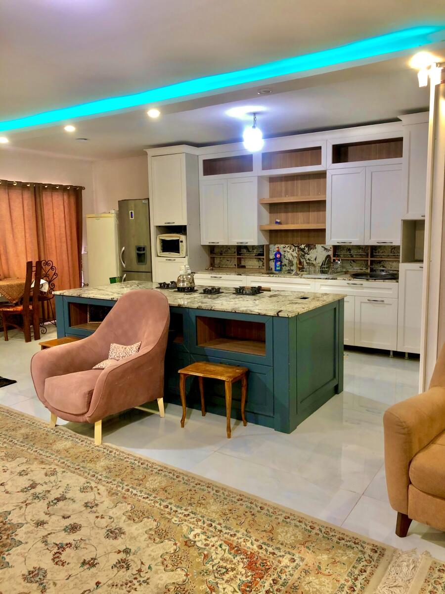 اتاق پذیرایی و آشپزخانه