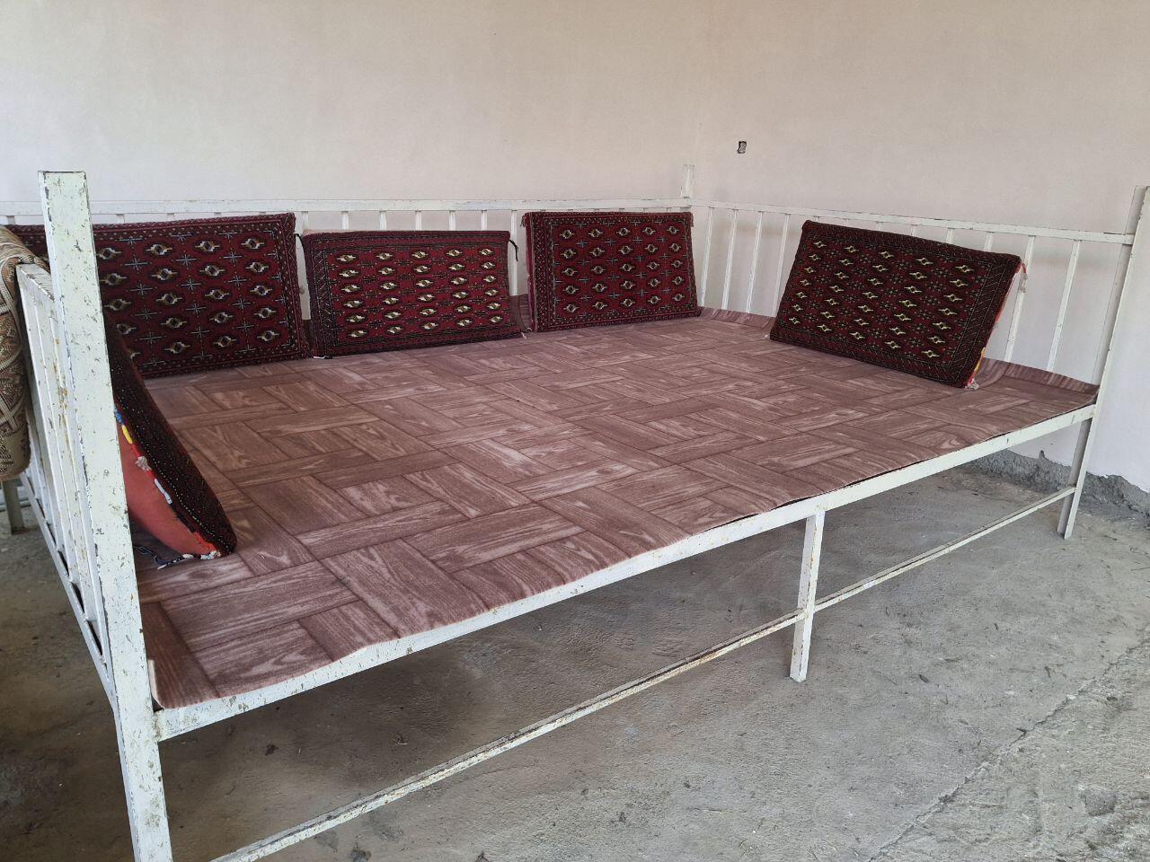 تخت سنتی  در محوطه پارکینگ و  حیاط
