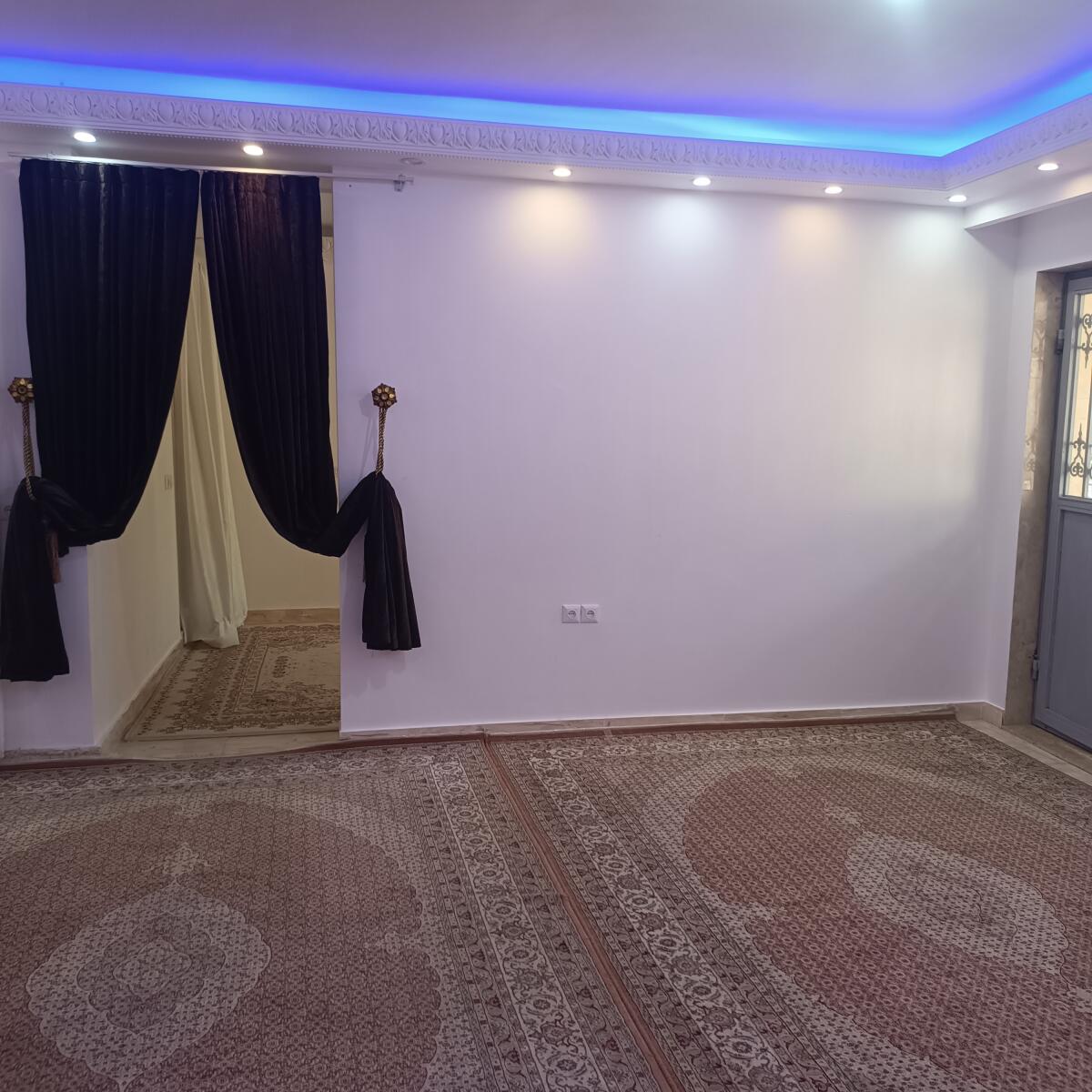 پذیرایی طبقه همکف پذیرایی طبقه همکف