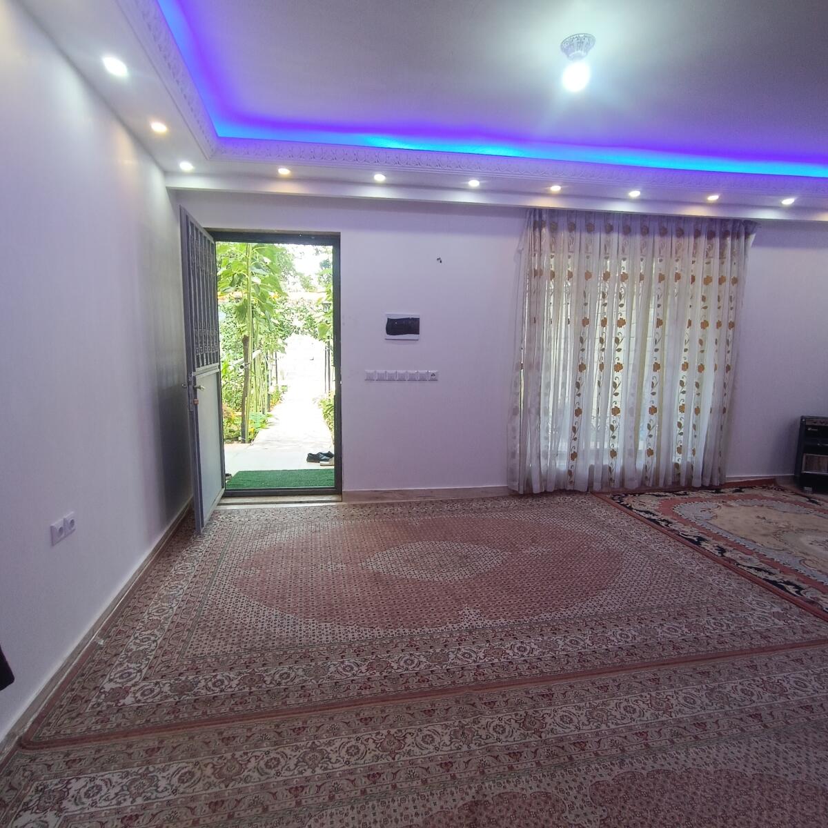پذیرایی طبقه همکف پذیرایی طبقه همکف